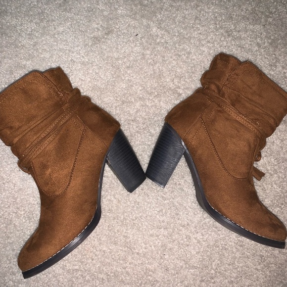 New Edition‎ brown suede booties with tassel! - Picture 5 of 8